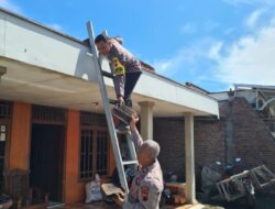 Polsek Guntur Gotong Royong Bantu warga Bersihkan Puing-Puing Akibat Angin Puting Beliung Yang Menyapu Rumah Warga