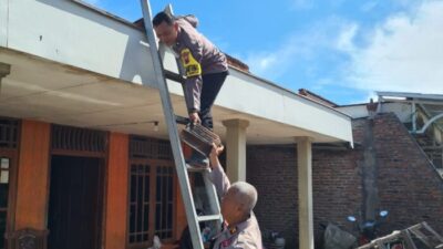 Polsek Guntur Gotong Royong Bantu warga Bersihkan Puing-Puing Akibat Angin Puting Beliung Yang Menyapu Rumah Warga