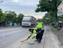 Rawan Lakalantas, Anggota Satlantas Polres Rembang Sigap Bersihkan Tumpahan Oli di Jalan