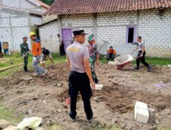 TNI-Polri Di Rembang Bahu Membahu Evakuasi Rumah Roboh Akibat Tanah Gerak