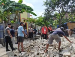 TNI-Polri Di Rembang Bantu Evakuasi Reruntuhan Rumah Roboh Akibat Tanah Gerak