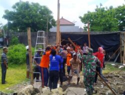 TNI-Polri Di Rembang Bantu Warga Evakuasi Reruntuhan Rumah Roboh Akibat Tanah Gerak