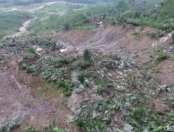 Tanah Gerak Banjarnegara Putus Jalan, Petani Terpaksa Panggul Hasil Panen