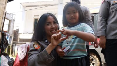 Team Khusus Trauma Healing Polres Cimahi Berdialogis dengan Korban Gempa Bumi Di Desa Sukamulya Kec. Cugenang Kab. Cianjur