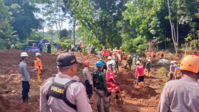 Tim Satwa Polri cari korban hilang yang sempat bergantung di pohon