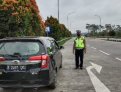 Anggota Unit Lantas Polsek Tingkir Patroli Exit Tol Salatiga Antisipasi Permasalahan Lalulintas