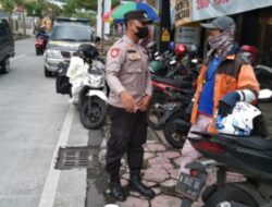 Patroli Polsek Tingkir Himbau Juru Parkir Benang Raja Tertibkan Kendaraan Pengunjung