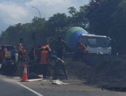Ada Truk Pasir Terguling, Jalan Tol Semarang Arah Solo Macet Total