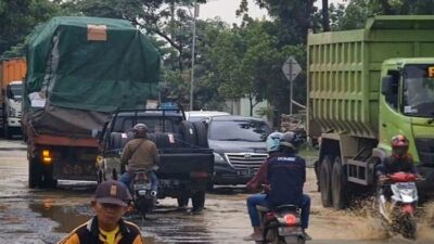 Sungai Kaliombo meluap, jalur Pantura Pati-Jateng tergenang