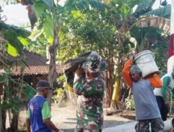 Anggota Kodim Demak Bantu Warga Desa Karangmlati Lakukan Pengecoran Jalan