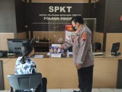 Anggota Polsek Tingkir Sosialisasikan Aplikasi Polri Super APP Presisi Kepada Warga Yang Melakukan Aktifitas Di Mapolsek