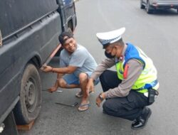 Anggota Pos 04 Pengamanan Nataru Polres Salatiga Amankan Perbaikan Truk Kayu Yang Mengalami Bocor Ban Di Sekitar Terminal Salatiga