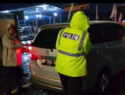 Anggota Pos Pam 04 Polres Salatiga Bantu Masyarakat Pengguna Jalan Yang Mobilnya Mogok Karena Mengalami Permasalahan Mesin Di Pertigaan Exit Tol