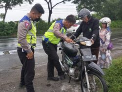 Anggota Satlantas Polres Rembang Tolong Motor yang Mogok, Pengendara: Terimakasih Pak Polisi..