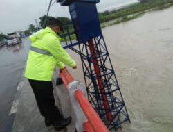 Antisipasi Banjir, Anggota Polsek Mijen Cek Debit Air Sungai Wulan