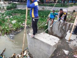 Antisipasi Banjir, Bhabinkamtibmas Bersama Warga Dan Dinas Terkait Kerja Bakti Bersihkan Sungai