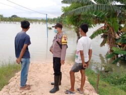 Antisipasi Tanggul Jebol, Bhabinkamtibmas Cek Tanggul Sungai Di Desa Binaan