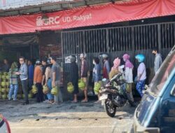 Antrian Panjang Berburu Gas Melon Jelang Tutup 2022 di Salatiga