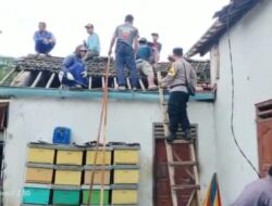Bhabinkamtibmas Polsek Tlogowungu Bersama Warga Perbaiki Rumah Korban Puting Beliung