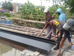 Bhabinkamtibmas Bantu Warga Bangun Jembatan Penghubung Dua Desa