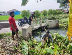 Gotong Royong Bhabinkamtibmas Ddan Warga Bersihkan Sungai Cegah Banjir