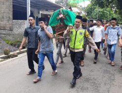 Bhabinkamtibmas Kecandran Bantu Warga Usung Jenazah Warga Yang Meninggal