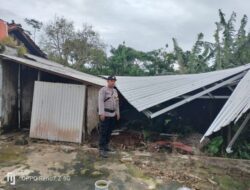 Gotong Royong Bhabinkamtibmas Polsek Tlogowungu Perbaiki Rumah Korban Puting Beliung