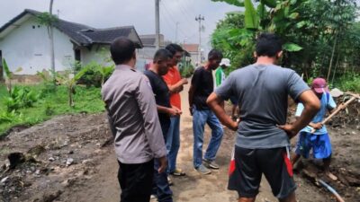 Bhabinkamtibmas Tingkir Lor Pantau Pengerjaan Jalan Kampung Di Rt 01 Rw 06 Kradenan