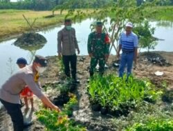 Bhabinkamtibmas dan Warga Gotong Royong Penanaman Pohon di Agrowisata Tempuran