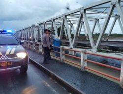 Curah Hujan Meningkat, Kapolsek Karanganyar Monitoring Debit Air Sungai Wulan