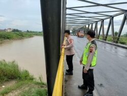 Curah Hujan Meningkat, Kspk 3 polsek Kebonagung Monitoring Debit Air Sungai Tuntang