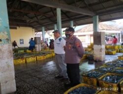 TPI Rembang Terpantau Ramai, Polmas Polsek Kragan Himbau Pengunjung Waspada Pencopetan