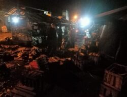 Diduga dari Arus Listrik, 3 Kios Buah Pasar Mlati Kopeng Ludes Terbakar