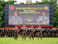 Disematkan Baret Merah Kopassus, Kapolri: Jangan Ragukan Sinergisitas TNI-Polri Menjaga NKRI