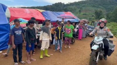 Distribusikan Bantuan Logistik Korban Gempa Cianjur, Ini Perjuangan Srikandi Polwan Taklukan Medan