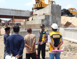 Bupati Rembang Sidak Proyek Jembatan Temperak Sarang, Temukan Alat Pemasang Tiang yang Rusak