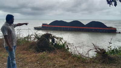 Duh! Empat Tongkang Kandas di Pesisir Lasem dan Sluke Rembang, Ini Penyebabnya