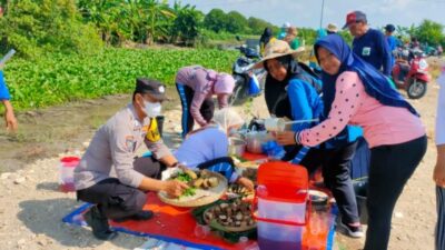 Gerakan Penghijauan, Bhabinkamtibmas dan Warga Lakukan Penanaman Pohon di Agrowisata Tempuran