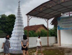 Gereja di Tlogowungu Pati Bikin Pohon Natal dari Botol Plastik Bekas, Unik dan Ramah Lingkungan