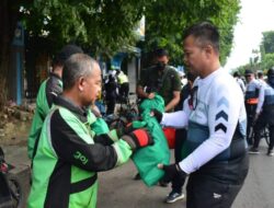 Gowes Polresta Sidoarjo Sambil Bagikan Paket Sembako