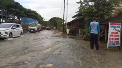 Hati-hati! Jalan Pantura Pati Tergenang Banjir Setinggi 30 Sentimeter