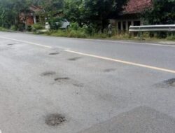 Hati-hati, Lubang Jalan Nasional Banjarnegara – Banyumas Memprihatinkan