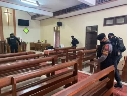 Jelang Natal, Tim Jibom Sterilkan Gereja di Banjarnegara