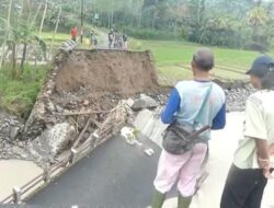Jembatan Penghubung di Banjarnegara Ambrol Diterjang Banjir