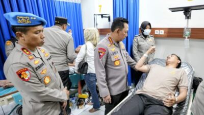 Jenguk Korban Bom Bunuh Diri Polsek Astana Anyar, Kapolri: Tetap Semangat Melindungi Masyarakat