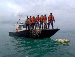 Kapolres Batang Pimpin Tabur Bunga Di Laut HUT ke 72 Korpolairud