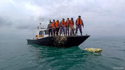 Kapolres Batang Pimpin Tabur Bunga Di Laut HUT ke 72 Korpolairud