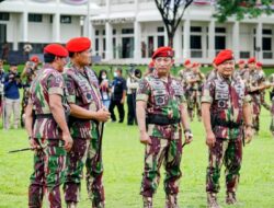 Kapolri: Jangan Meragukan Sinergisitas TNI-Polri Jaga NKRI, saat Disematkan Baret Merah Kopassus