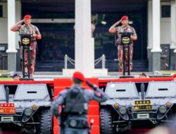 Kapolri: Jangan Ragukan Sinergisitas TNI-Polri Jaga NKRI, saat Disematkan Baret Merah Kopassus