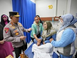 Kapolri Beri Dukungan Moril Saat Jenguk Korban Bom Bunuh Diri Polsek Astana Anyar